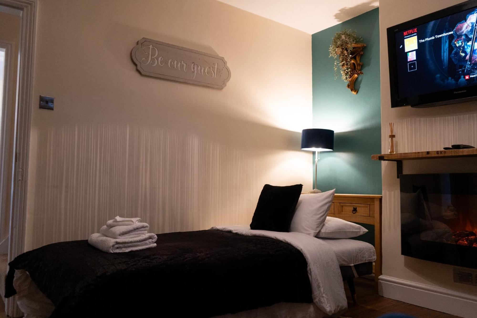 Вилла The Plumb Townhouse In Warwick Centre Экстерьер фото