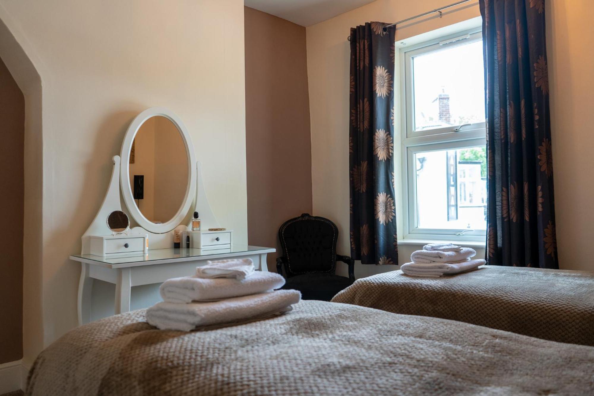 Вилла The Plumb Townhouse In Warwick Centre Экстерьер фото