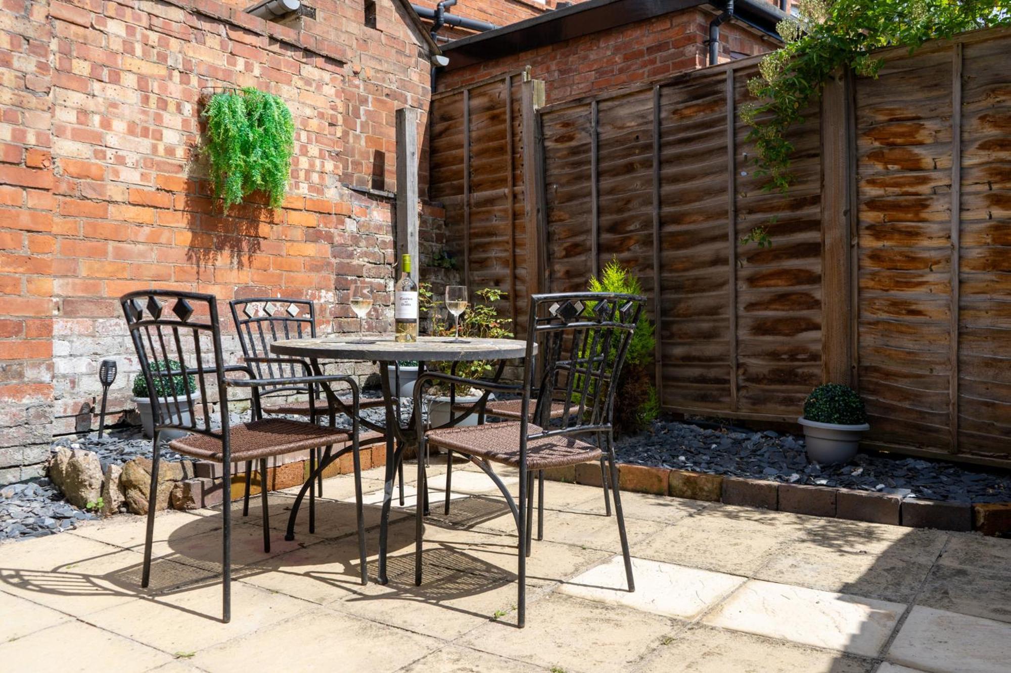 Вилла The Plumb Townhouse In Warwick Centre Экстерьер фото